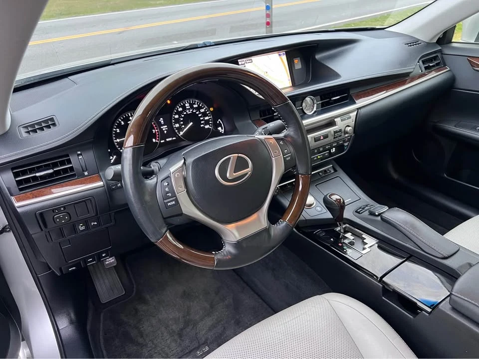 2015 Lexus ES 6th Gen - Image 4 of 10