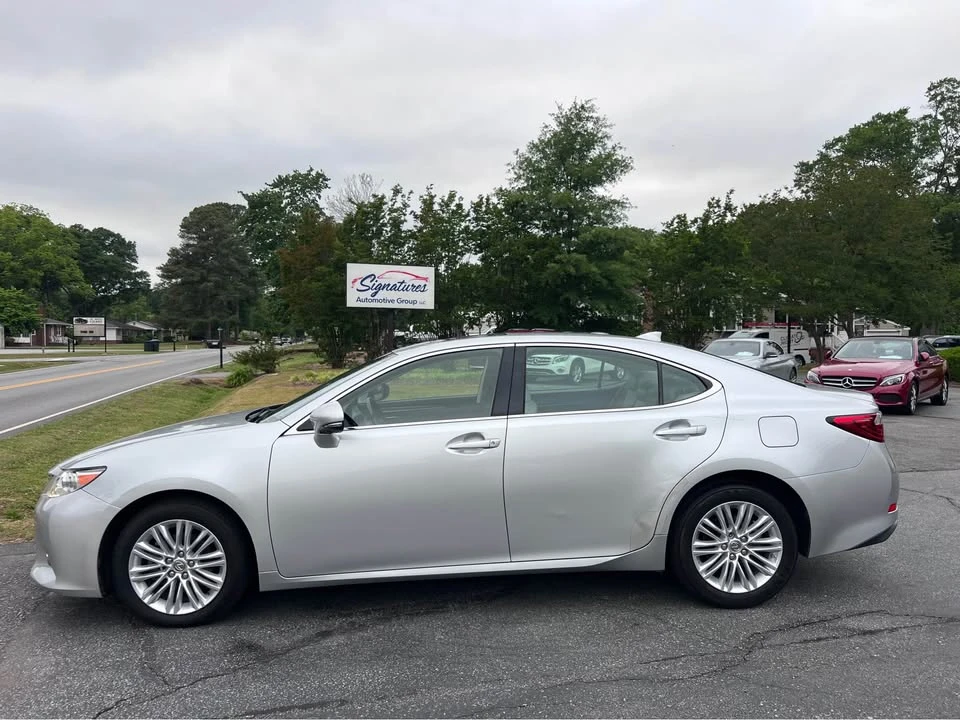2015 Lexus ES 6th Gen - Image 2 of 10