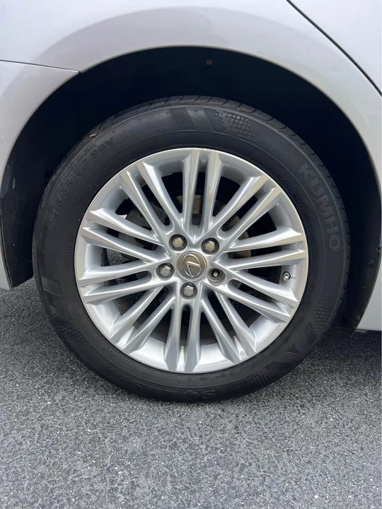 2015 Lexus ES 6th Gen - Image 8 of 10