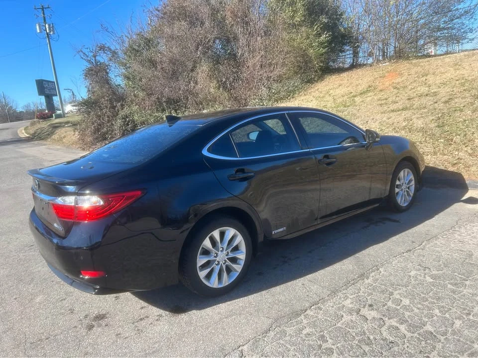 2015 Lexus ES 6th Gen - Image 8 of 9