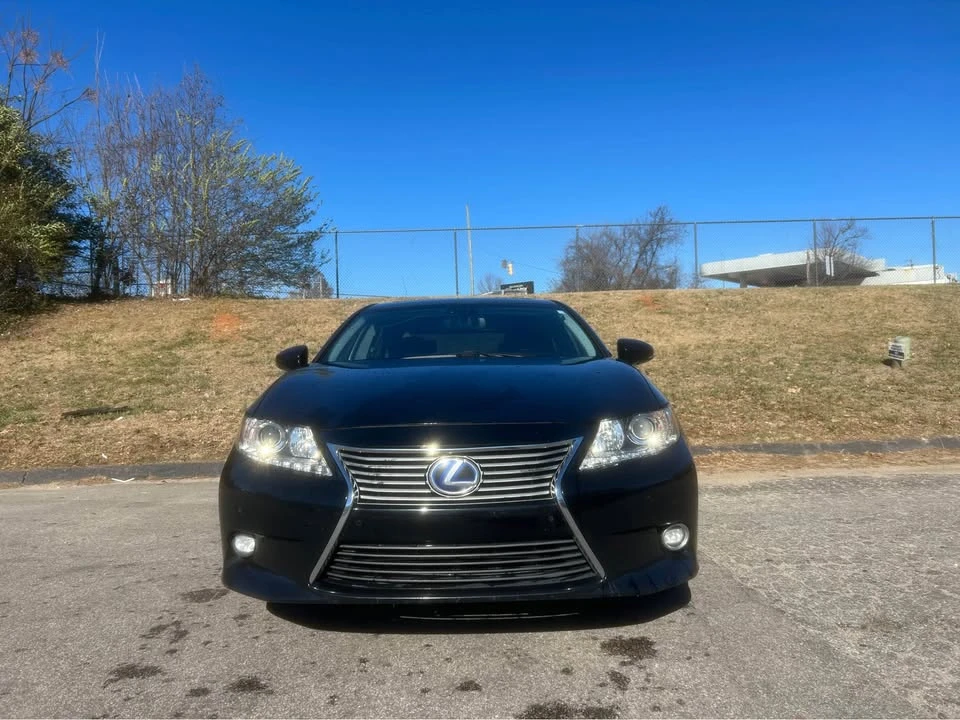 2015 Lexus ES 6th Gen - Image 2 of 9