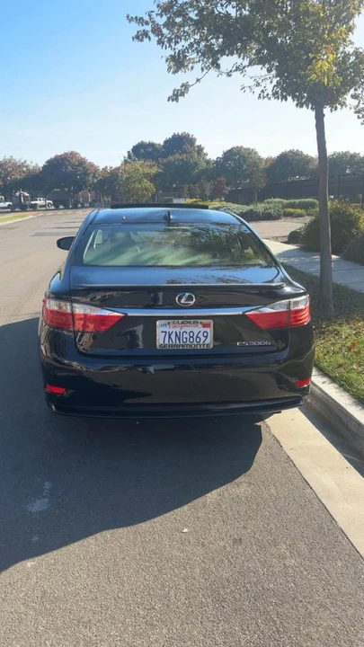 2015 Lexus ES 6th Gen - Image 5 of 12