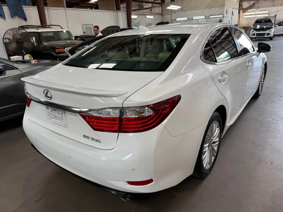2015 Lexus ES 6th Gen - Image 6 of 8
