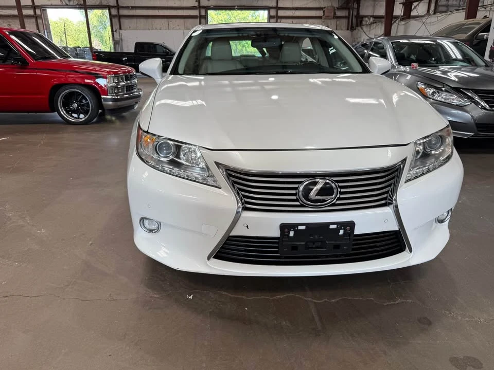 2015 Lexus ES 6th Gen - Image 2 of 8