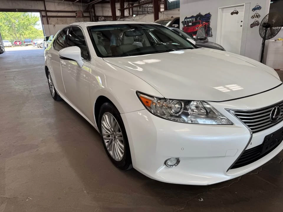 2015 Lexus ES 6th Gen - Image 3 of 8