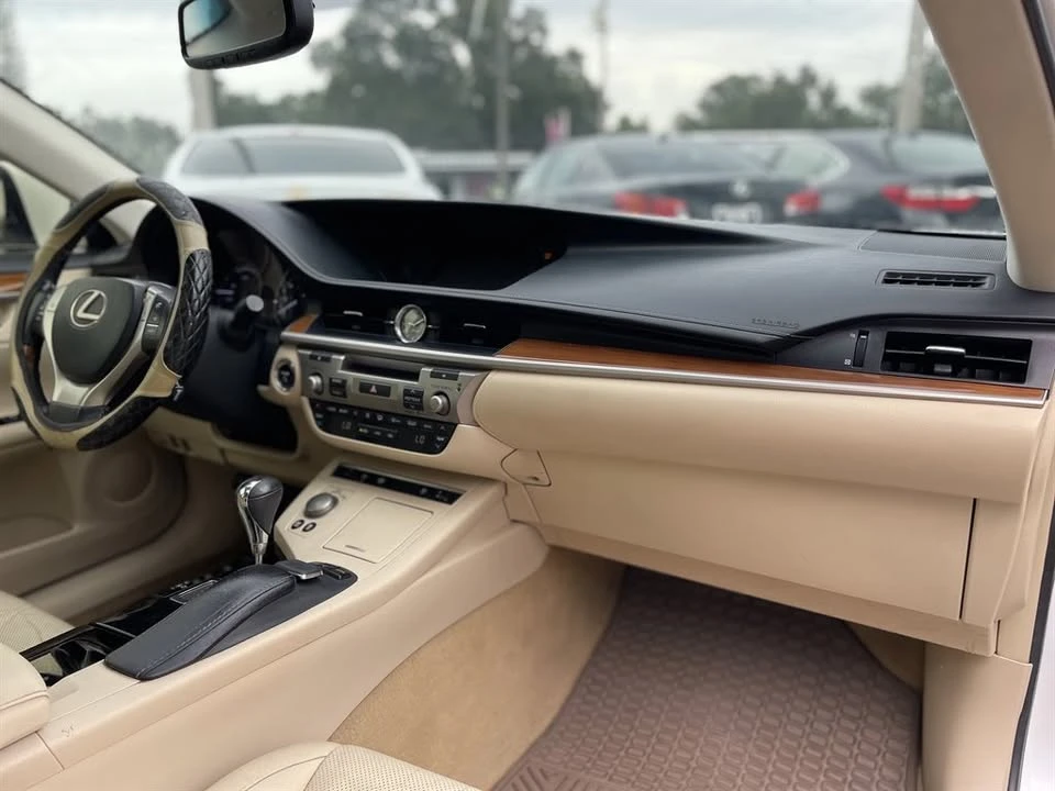 2015 Lexus ES 6th Gen - Image 15 of 20