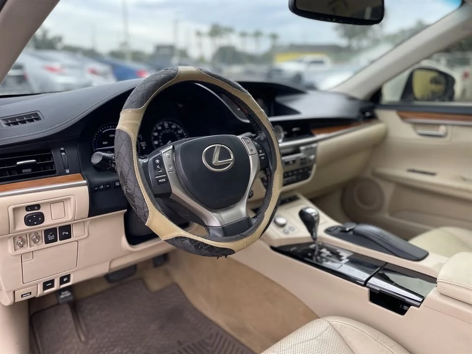 2015 Lexus ES 6th Gen - Image 14 of 20