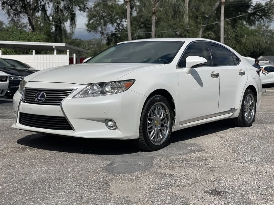 2015 Lexus ES 6th Gen - Image 10 of 20