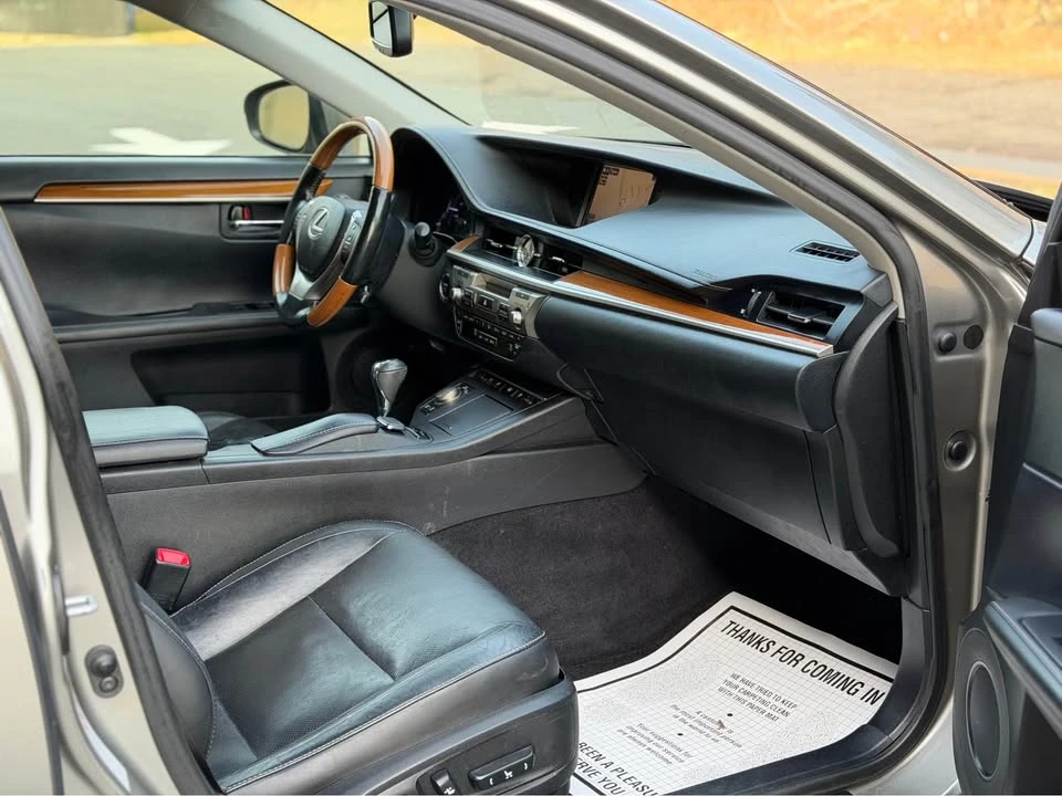 2015 Lexus ES 6th Gen - Image 11 of 16