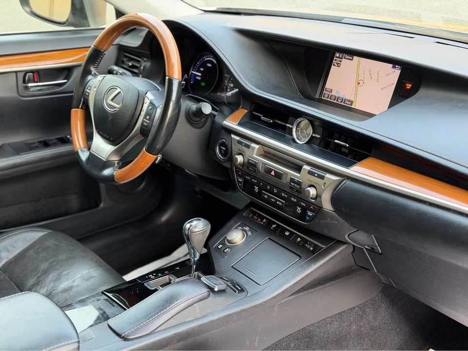 2015 Lexus ES 6th Gen - Image 12 of 16