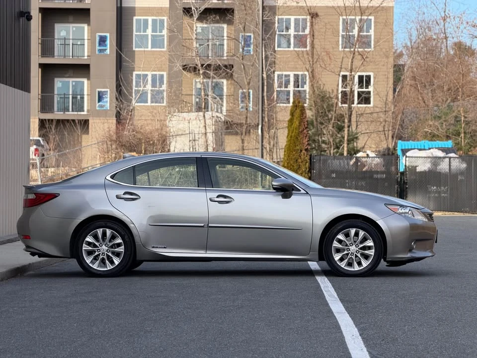 2015 Lexus ES 6th Gen - Image 4 of 16