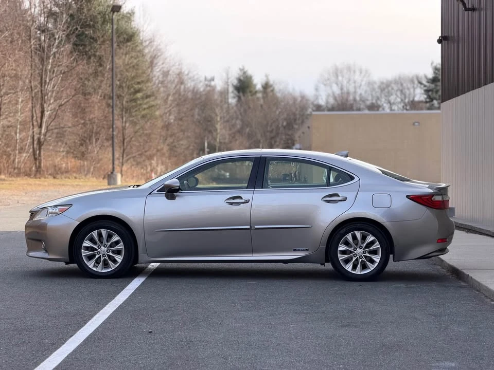 2015 Lexus ES 6th Gen - Image 5 of 16