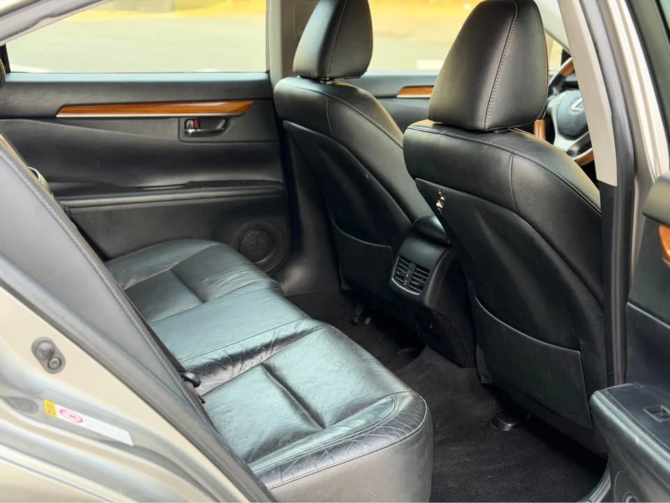 2015 Lexus ES 6th Gen - Image 13 of 16