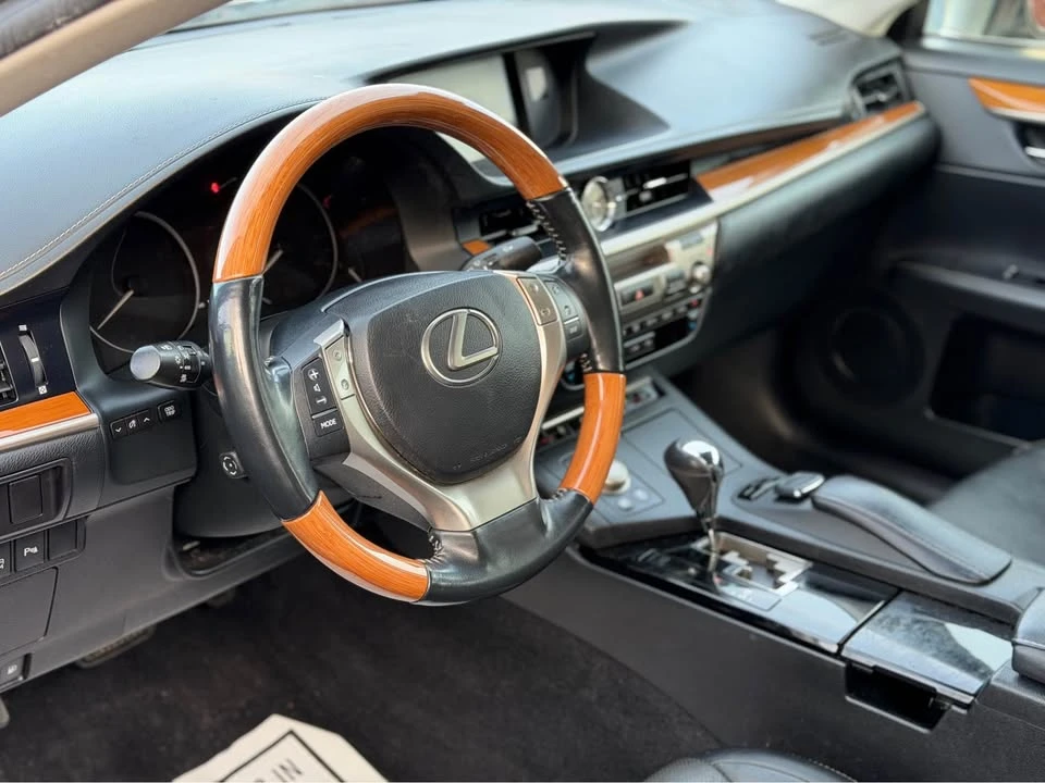 2015 Lexus ES 6th Gen - Image 10 of 16