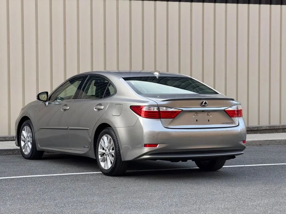 2015 Lexus ES 6th Gen - Image 8 of 16