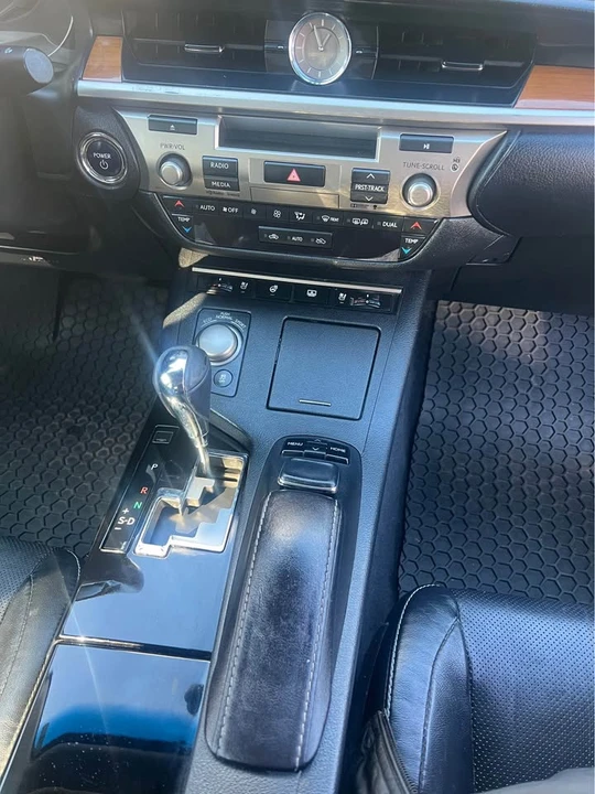 2015 Lexus ES 6th Gen - Image 15 of 18
