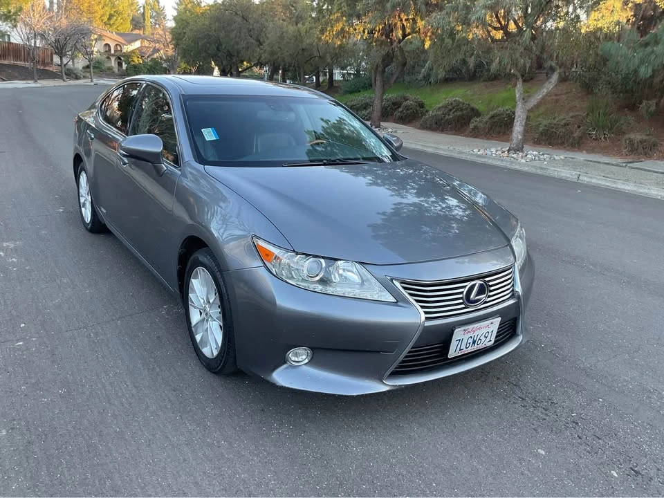 2015 Lexus ES 6th Gen - Image 8 of 16