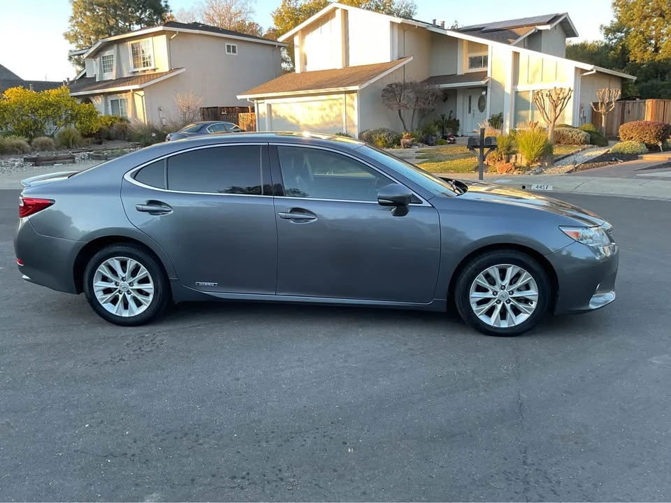 2015 Lexus ES 6th Gen - Image 5 of 16