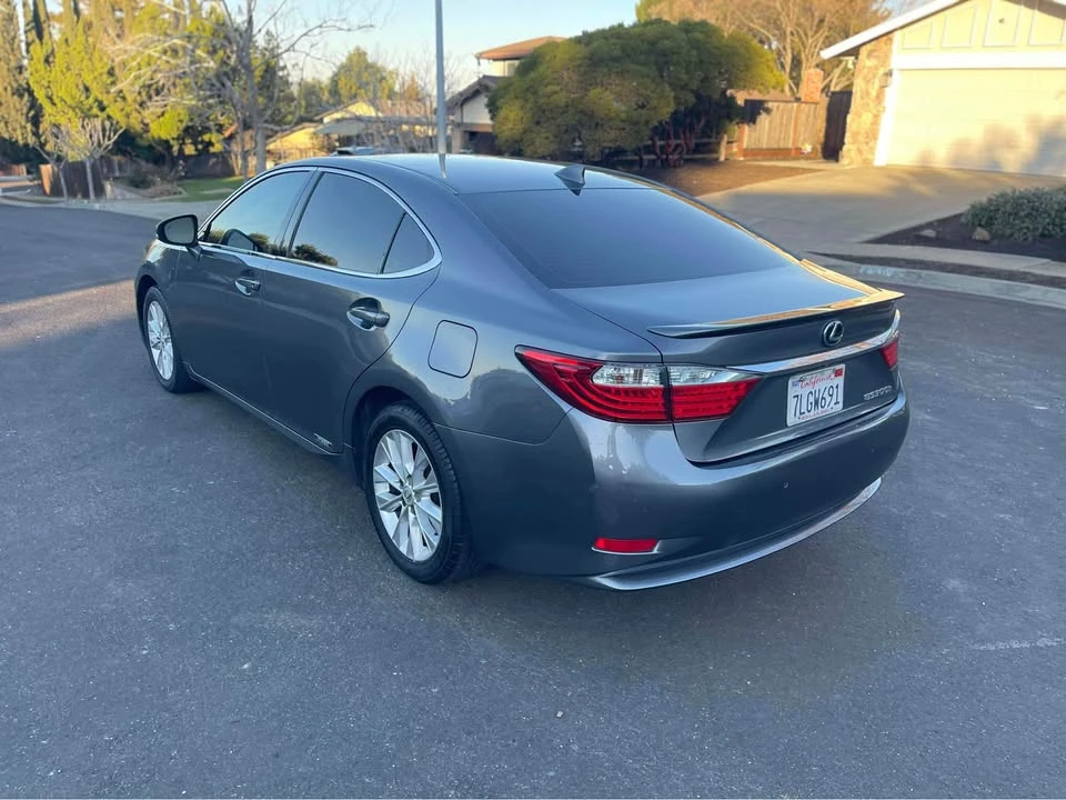 2015 Lexus ES 6th Gen - Image 4 of 16