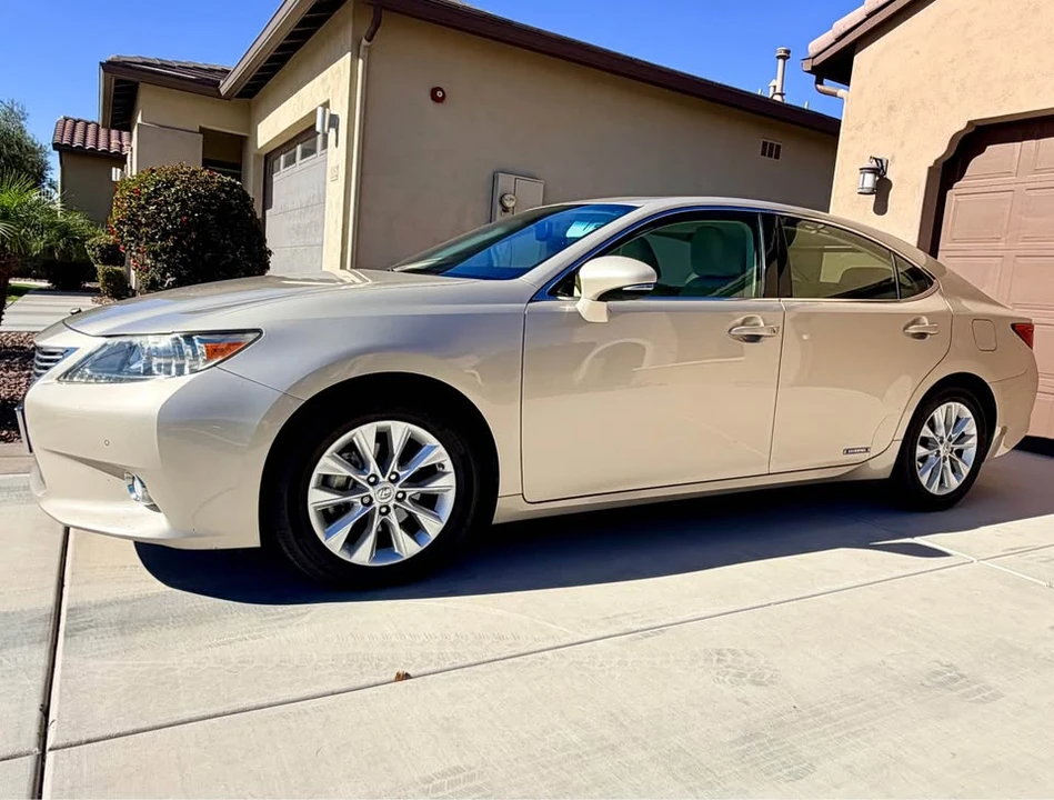 2015 Lexus ES 6th Gen - Image 3 of 8