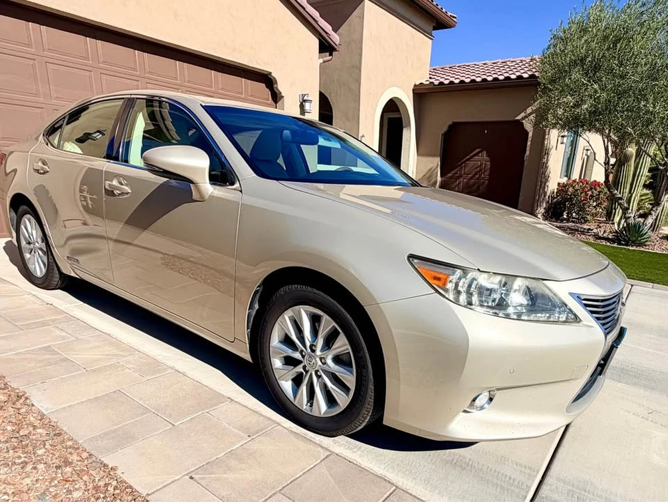 2015 Lexus ES 6th Gen - Image 2 of 8