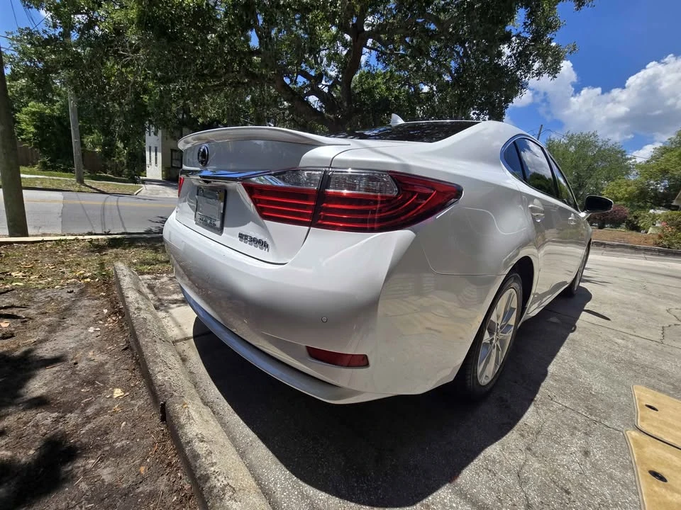 2015 Lexus ES 6th Gen - Image 10 of 17