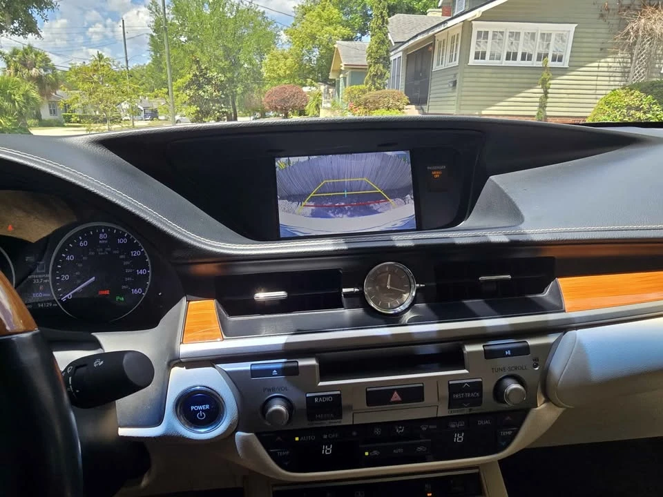 2015 Lexus ES 6th Gen - Image 8 of 17