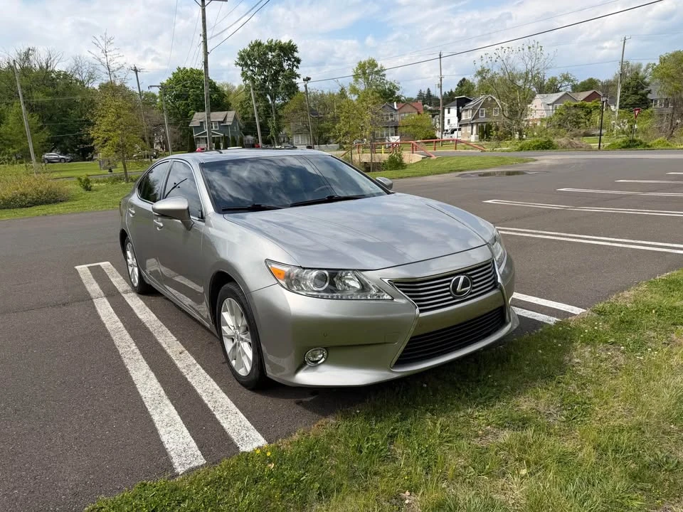 2015 Lexus ES 6th Gen - Image 5 of 13