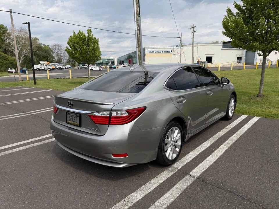 2015 Lexus ES 6th Gen - Image 2 of 13