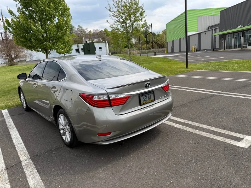 2015 Lexus ES 6th Gen - Image 3 of 13