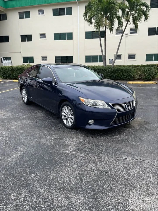 2015 Lexus ES 6th Gen - Image 2 of 9