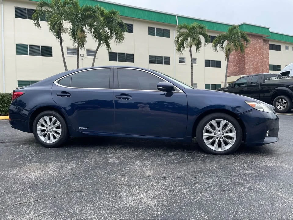 2015 Lexus ES 6th Gen - Image 8 of 9