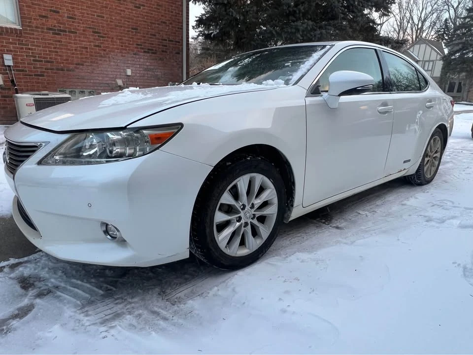 2015 Lexus ES 6th Gen - Image 2 of 4