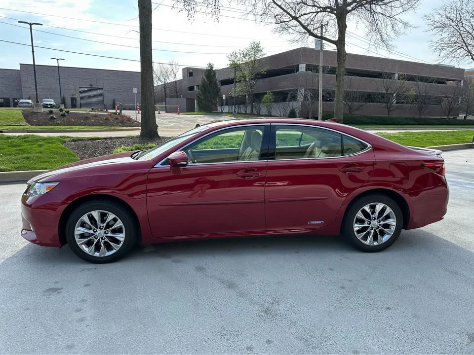 2015 Lexus ES 6th Gen - Image 2 of 7