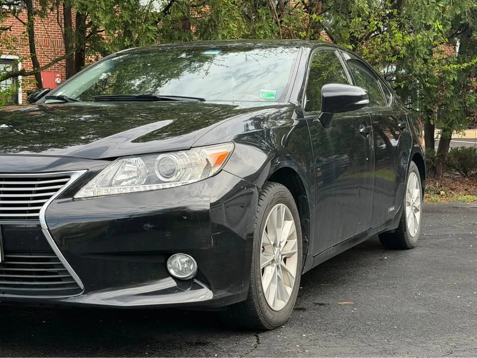 2015 Lexus ES 6th Gen - Image 2 of 15