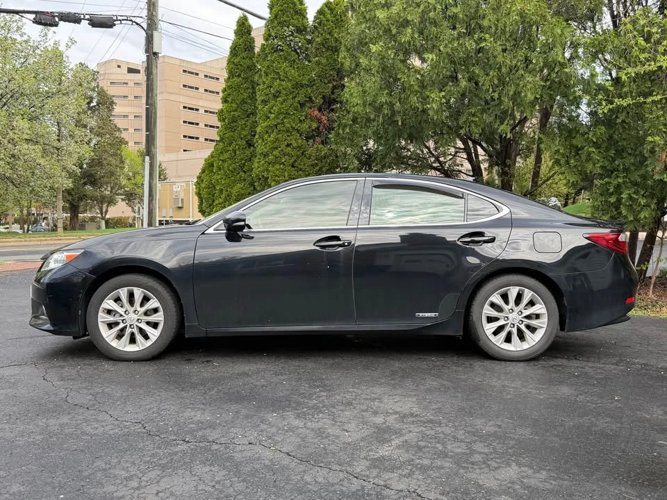 2015 Lexus ES 6th Gen - Image 5 of 15