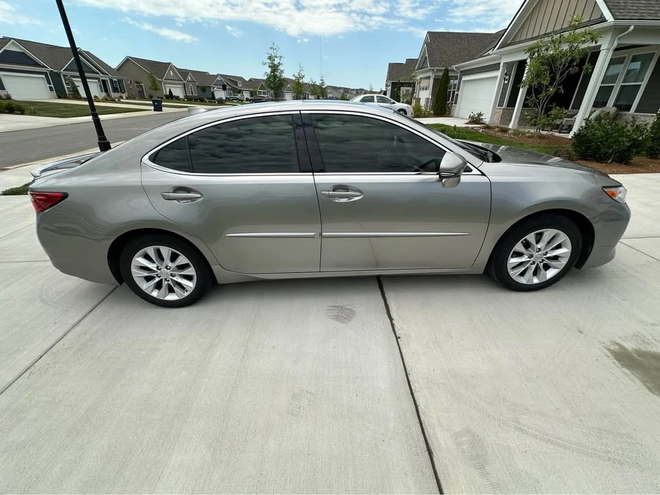 2015 Lexus ES 6th Gen - Image 8 of 9