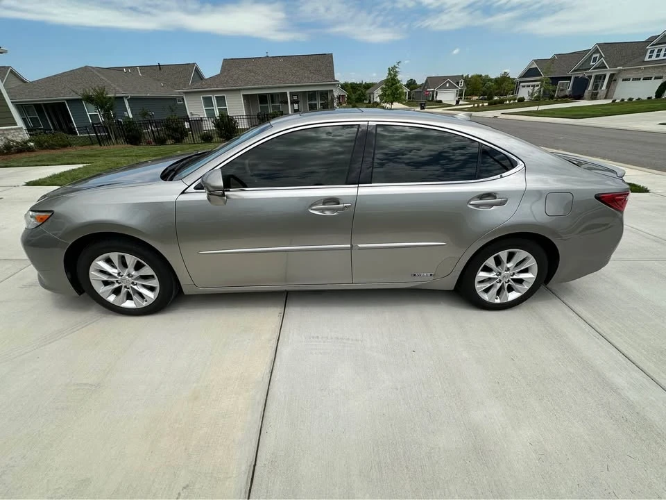 2015 Lexus ES 6th Gen - Image 4 of 9