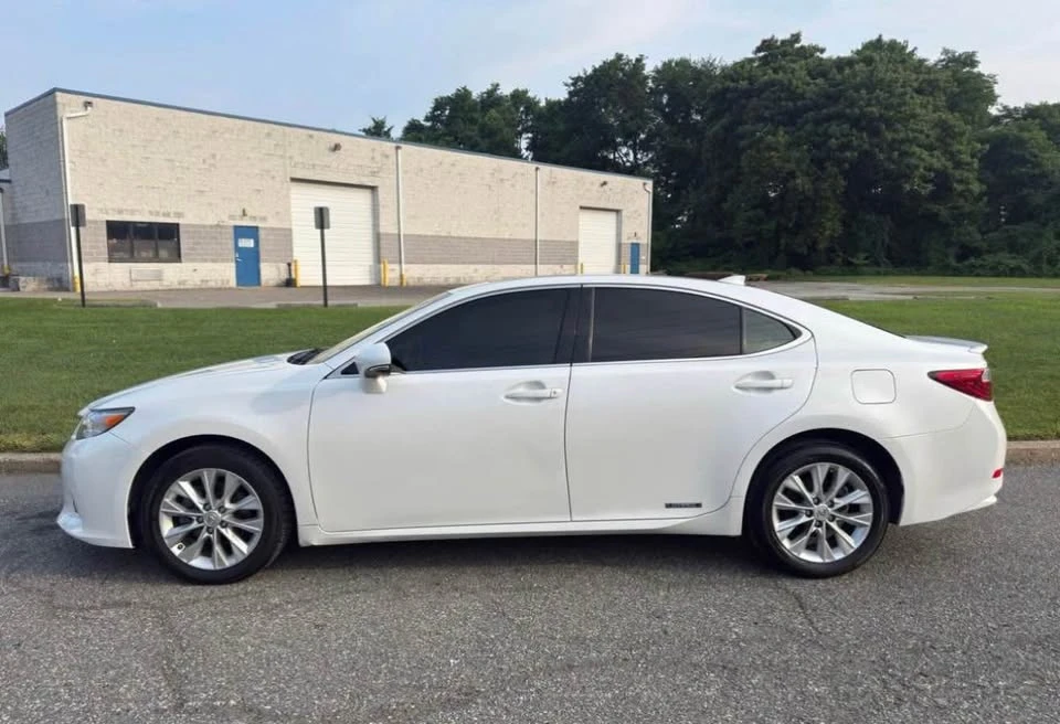 2015 Lexus ES 6th Gen - Image 3 of 7