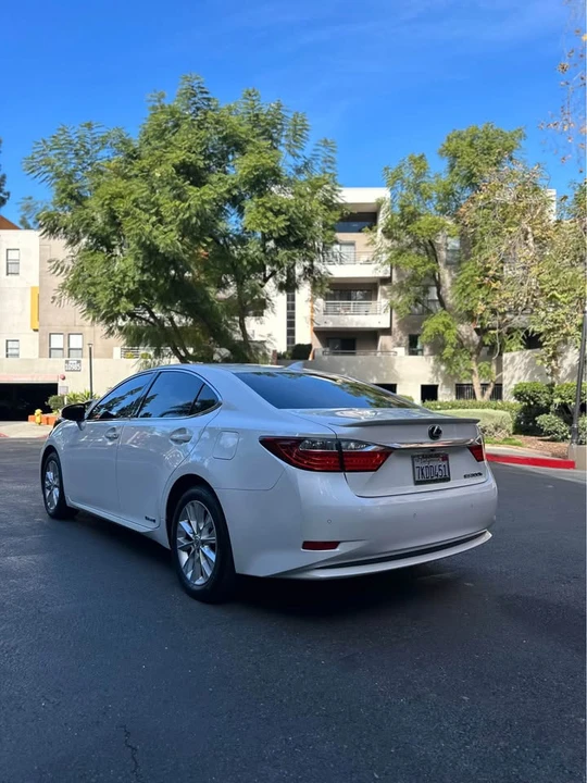2015 Lexus ES 6th Gen - Image 3 of 11