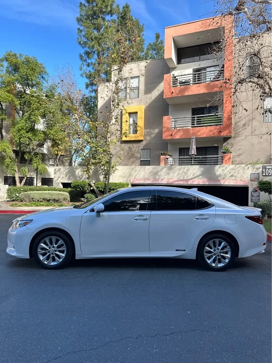 2015 Lexus ES 6th Gen - Image 4 of 11