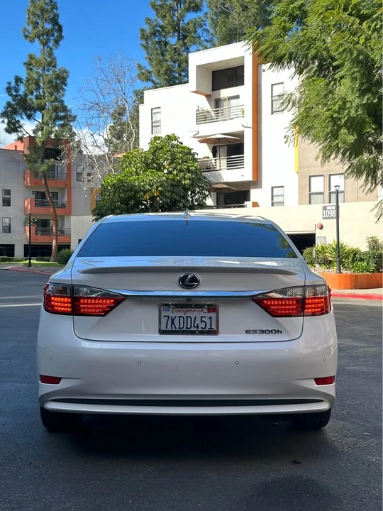 2015 Lexus ES 6th Gen - Image 2 of 11