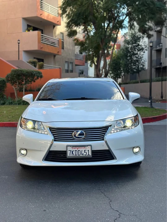 2015 Lexus ES 6th Gen - Image 5 of 11