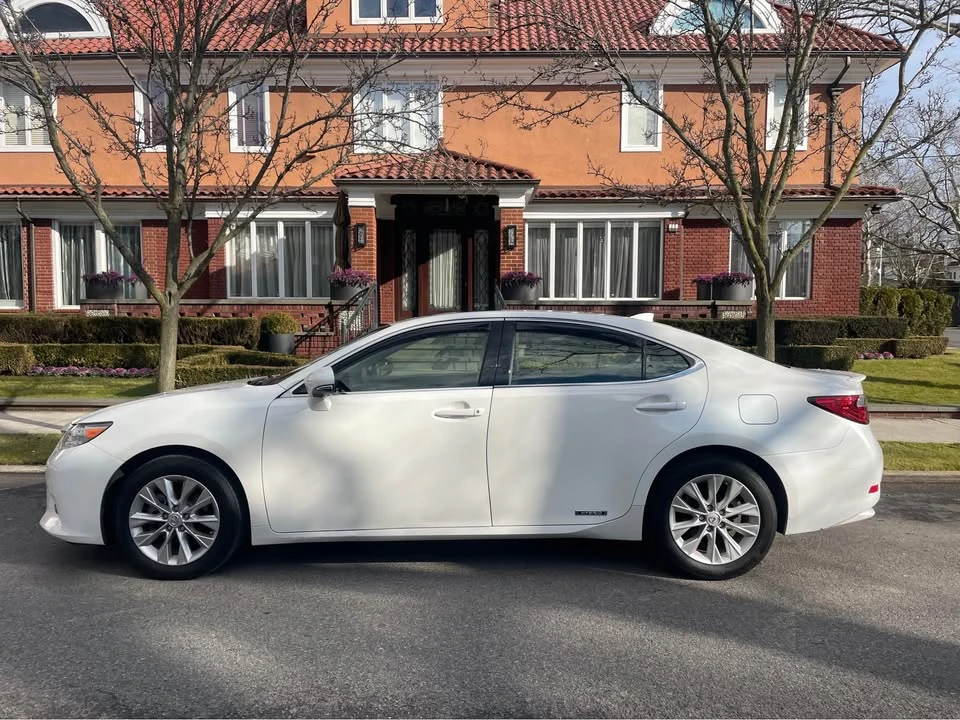 2015 Lexus ES 6th Gen - Image 2 of 20