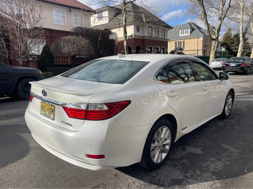 2015 Lexus ES 6th Gen - Image 4 of 20