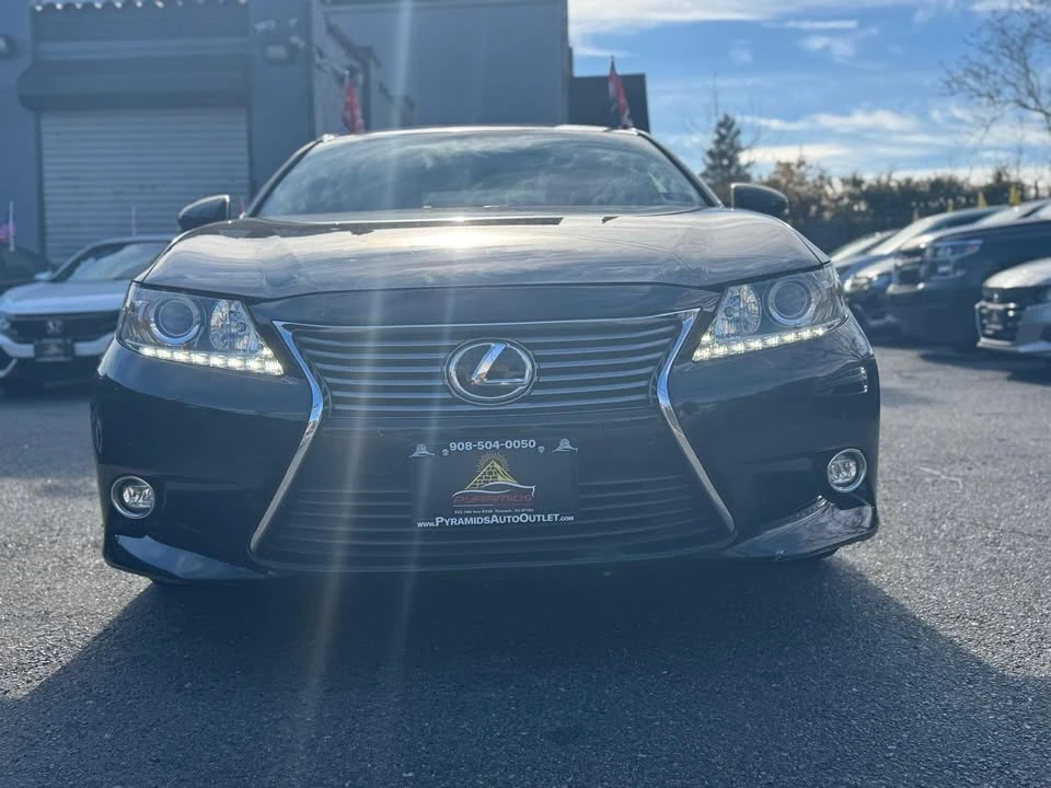 2015 Lexus ES 6th Gen - Image 2 of 11
