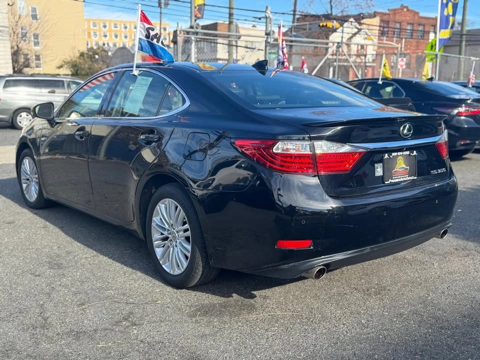 2015 Lexus ES 6th Gen - Image 8 of 11