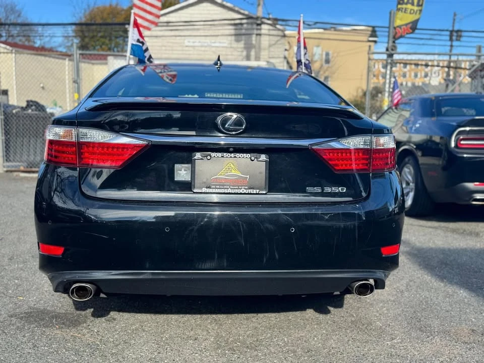 2015 Lexus ES 6th Gen - Image 10 of 11