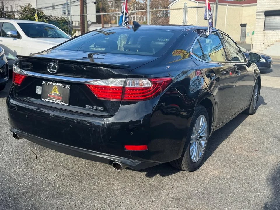 2015 Lexus ES 6th Gen - Image 9 of 11