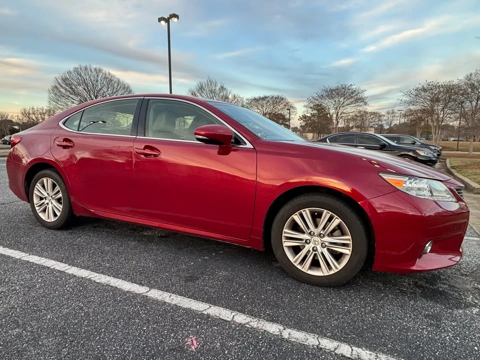 2015 Lexus ES 6th Gen - Image 4 of 11